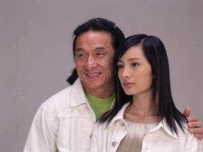 从打星到导演：成龙的转型之路_成龙当导演的电影_成龙转型之作